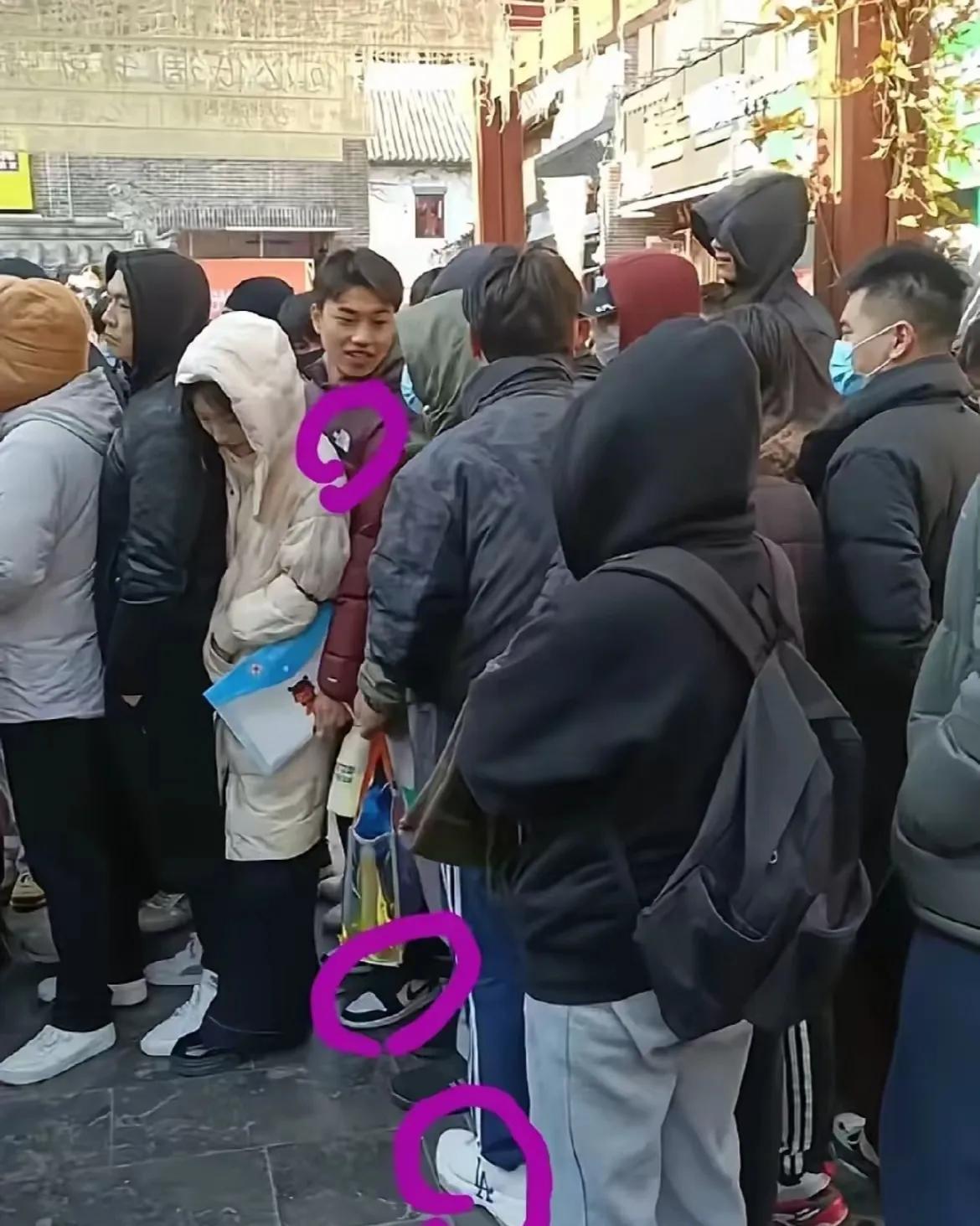 疑有人領到大冰免費羽絨服后轉賣