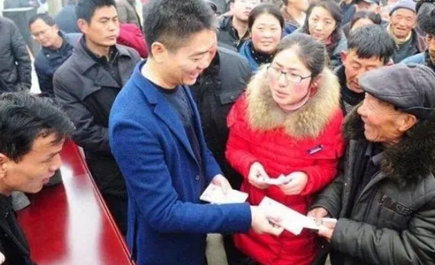 同樣都是富豪衣錦還鄉,劉強東和曹德旺有什么區別?