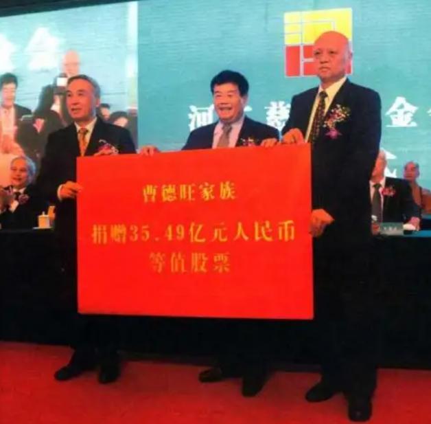 同樣都是富豪衣錦還鄉,劉強東和曹德旺有什么區別?