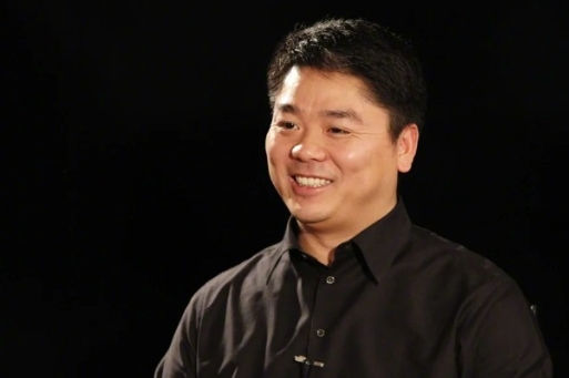 同樣都是富豪衣錦還鄉,劉強東和曹德旺有什么區別?