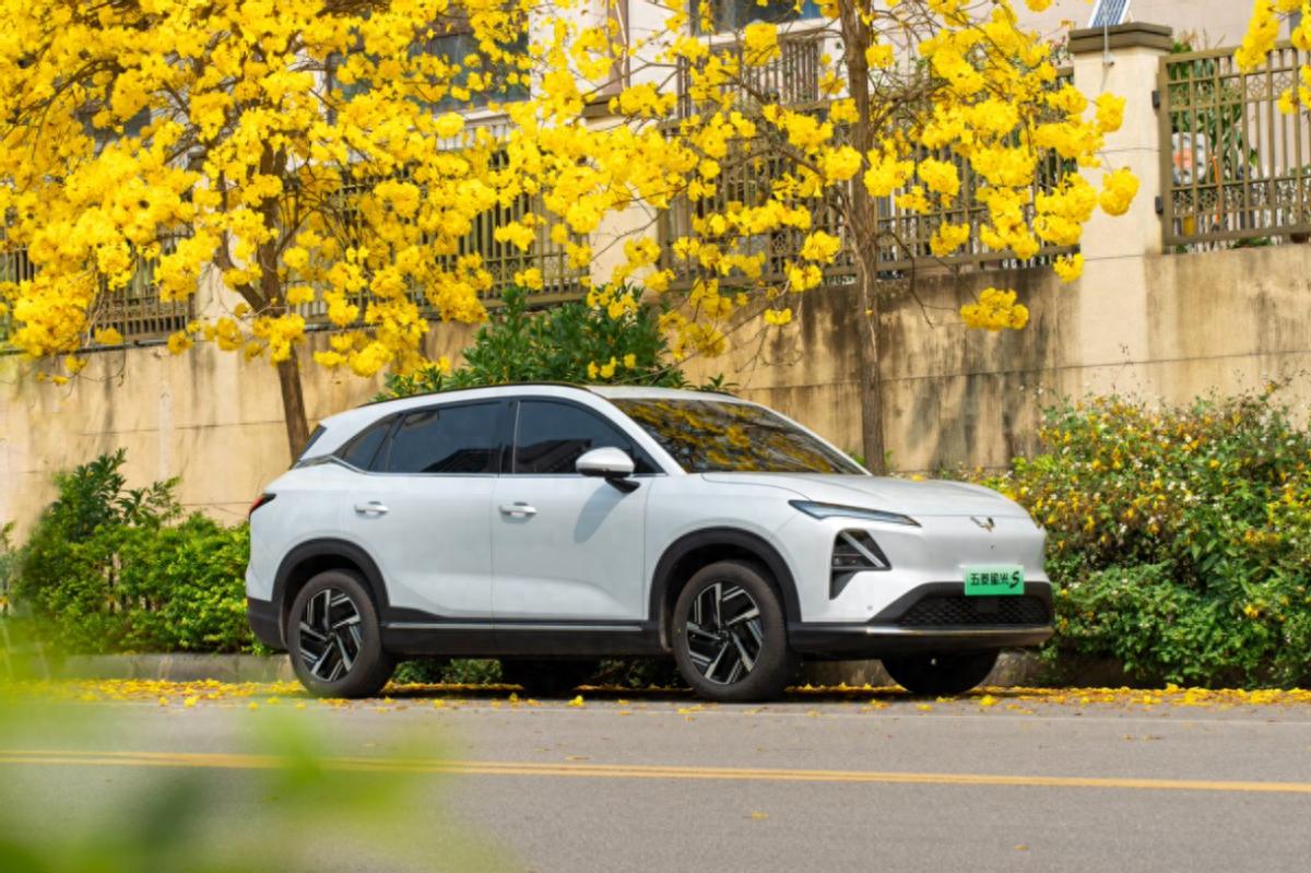 試駕五菱星光S EV,軸距2米8配靈眸智駕,10萬(wàn)級(jí)家用SUV出行新選擇