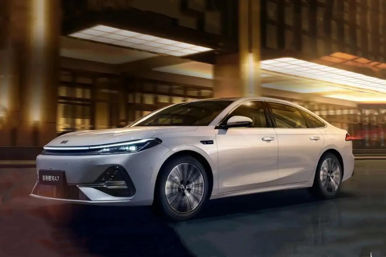 吉利銀河A7實(shí)車解析:續(xù)航2100公里新對(duì)手登場(chǎng)