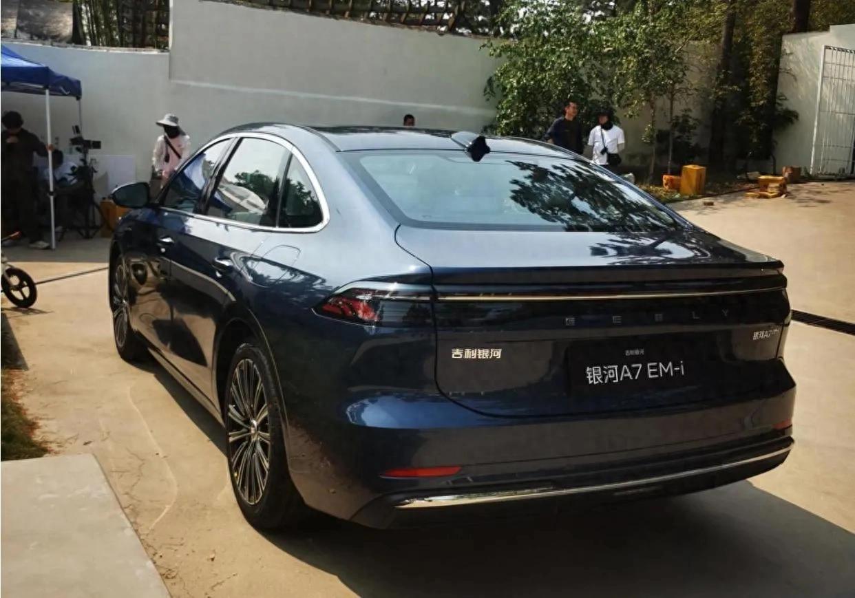 吉利銀河A7實(shí)車解析:續(xù)航2100公里新對(duì)手登場(chǎng)