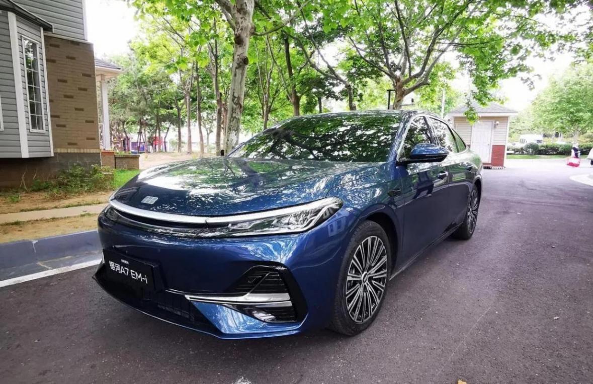 吉利銀河A7實(shí)車解析:續(xù)航2100公里新對(duì)手登場(chǎng)