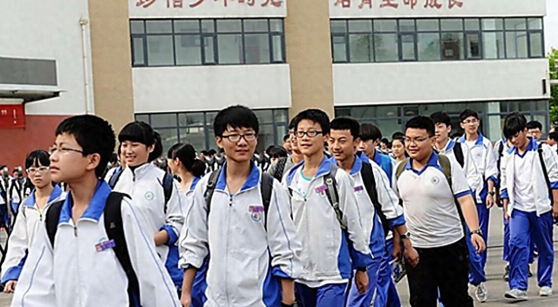 初中男生自以為“很帥”的行為,在老師眼里卻很幼稚,女生也反感