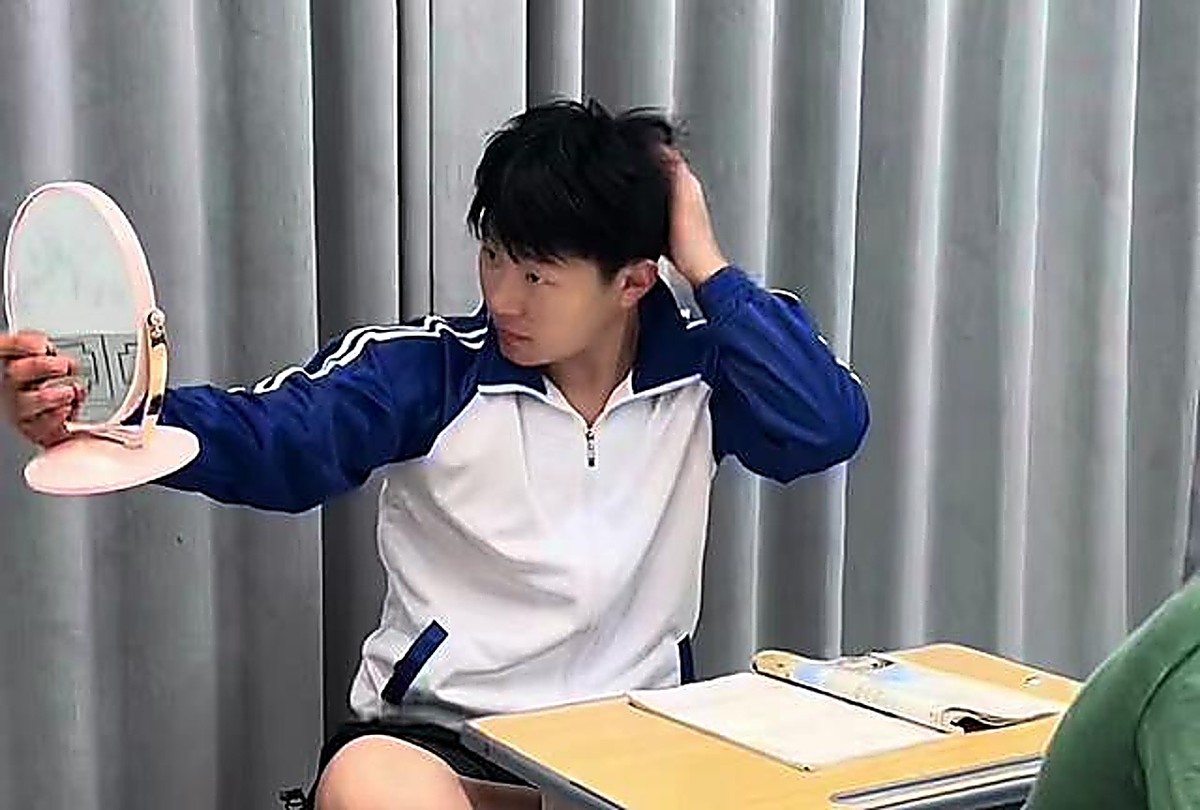 初中男生自以為“很帥”的行為,在老師眼里卻很幼稚,女生也反感