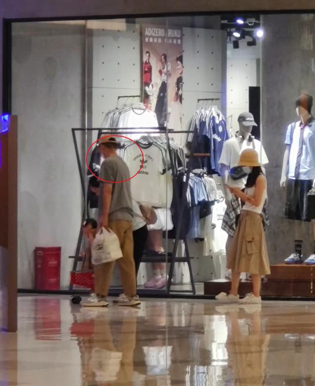 網(wǎng)友偶遇任重孫驍驍帶女兒逛街