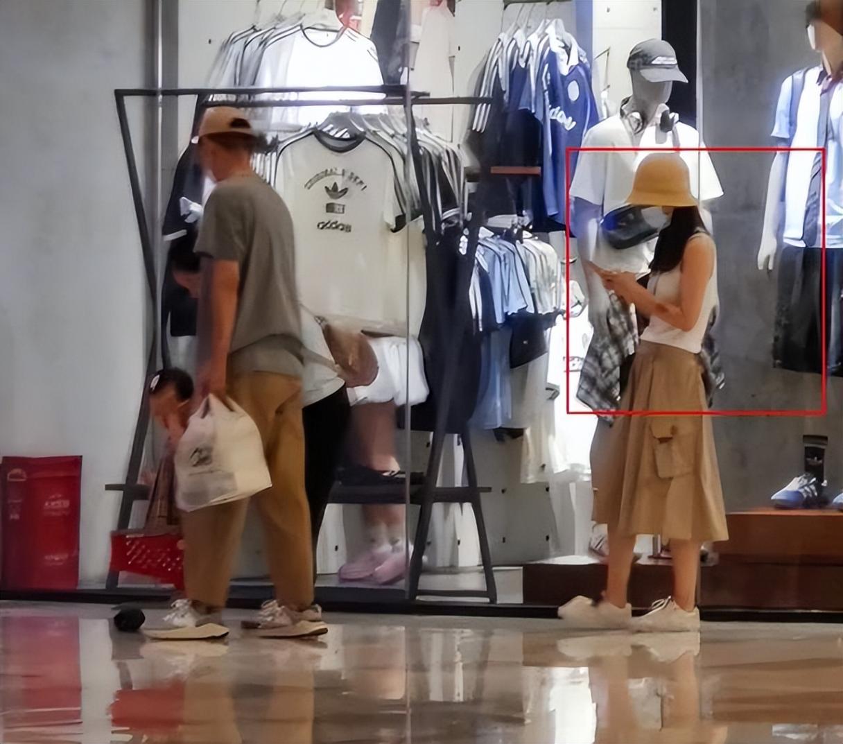 網(wǎng)友偶遇任重孫驍驍帶女兒逛街