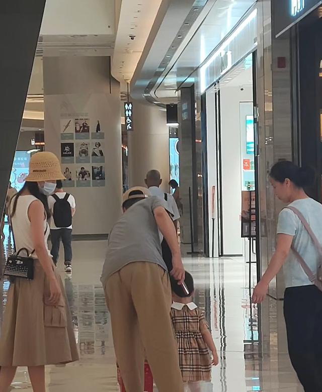 網(wǎng)友偶遇任重孫驍驍帶女兒逛街