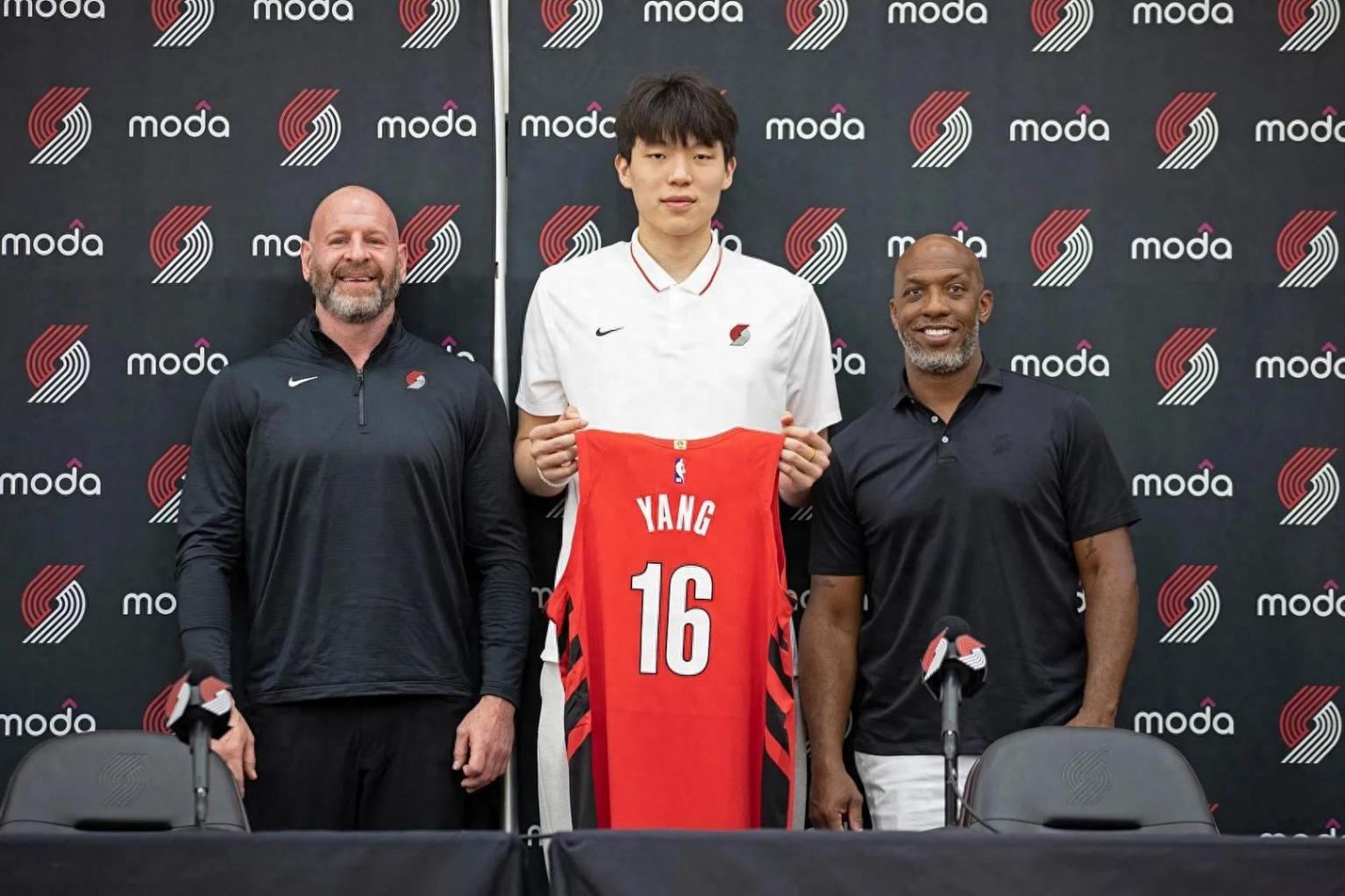 楊瀚森正式亮相開拓者 穿16號戰(zhàn)袍